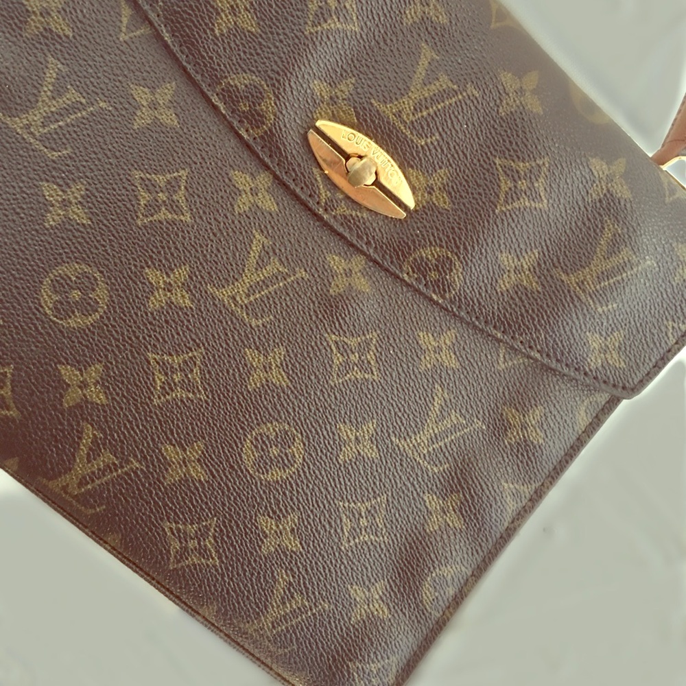 Authentic Louis Vuitton classic purse